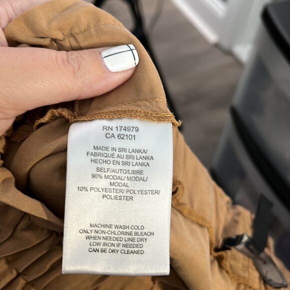 BCBG MaxAzria Brown Paperbag Shorts Size Medium - Picture 7 of 7